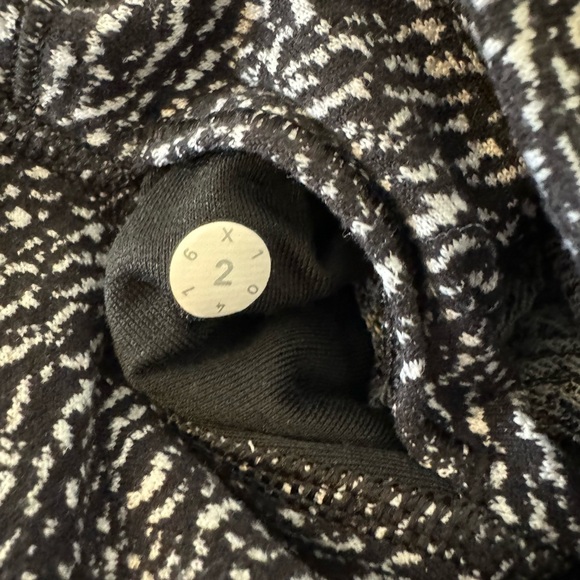 Lululemon leggings with Laser cut details - Picture 4 of 4